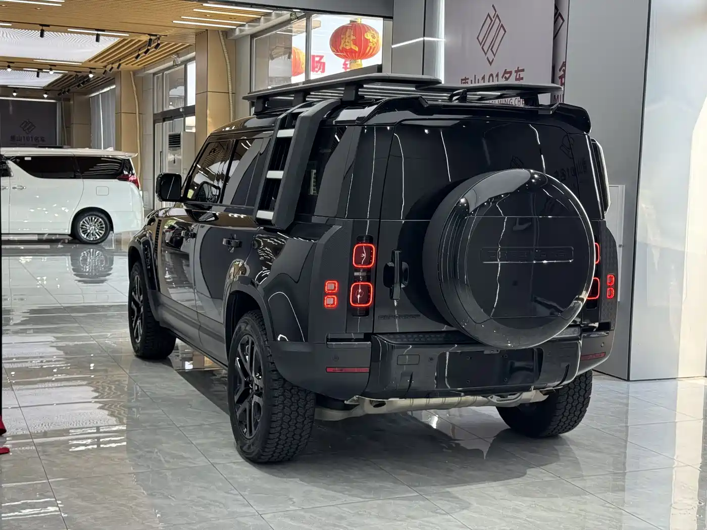 Land Rover Defender 2024 110 3.0T P400 Dark Special Edition фото 6