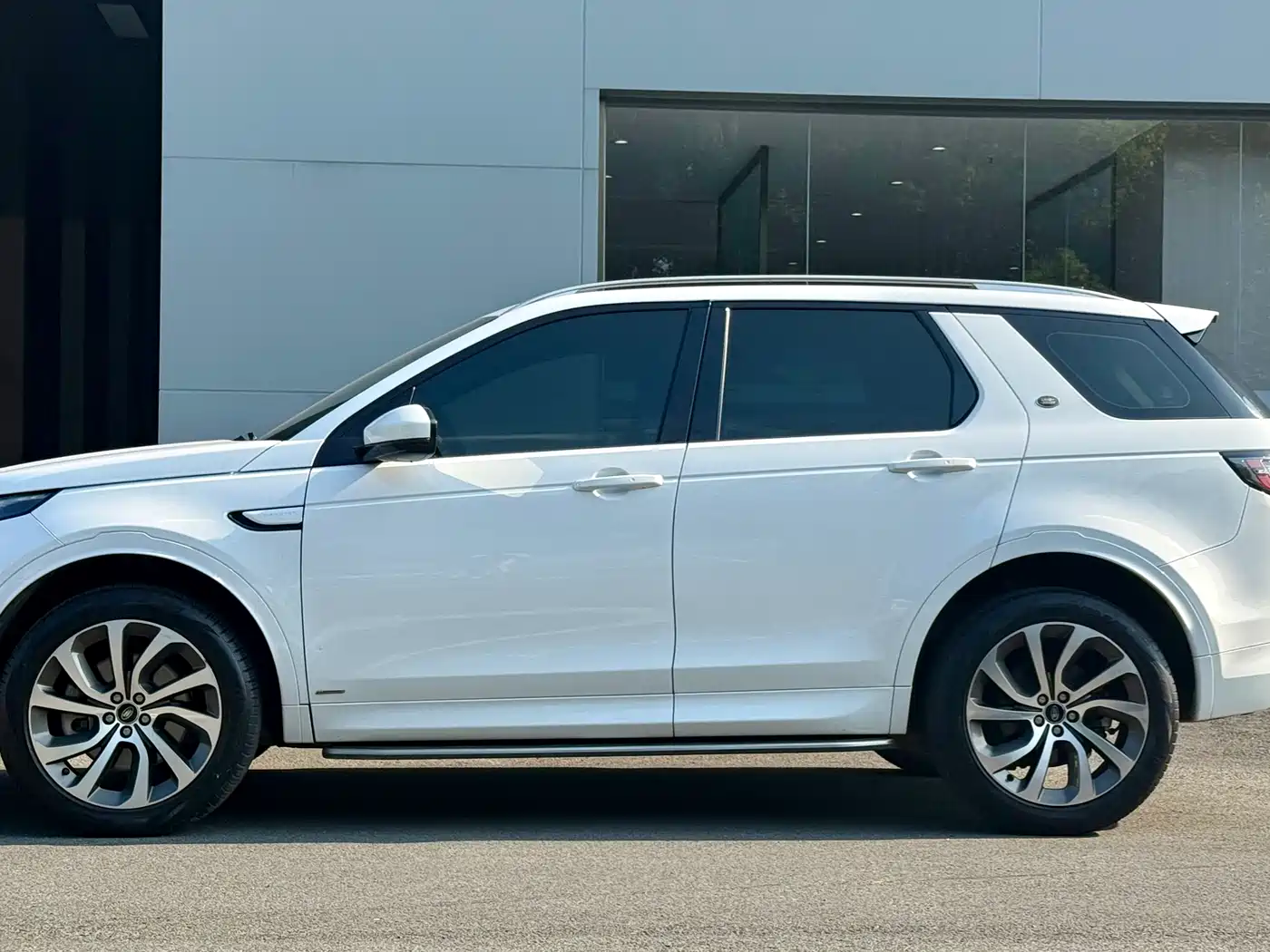 Land Rover Discovery Sport 2022 Model 249PS R-Dynamic SE Performance Tech Edition 5-Seater фото 4