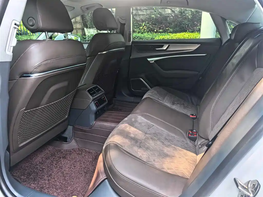 Фото 9 - Audi A7L