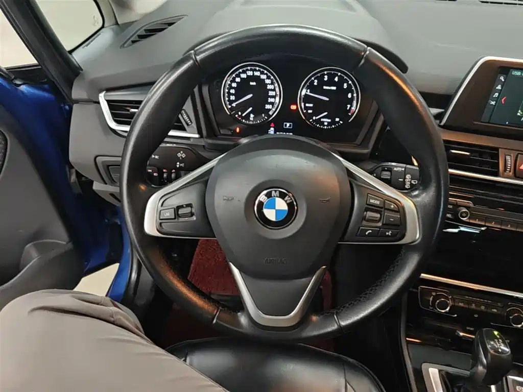 BMW 2 Series Touring 2018 218i Sport Line фото 11
