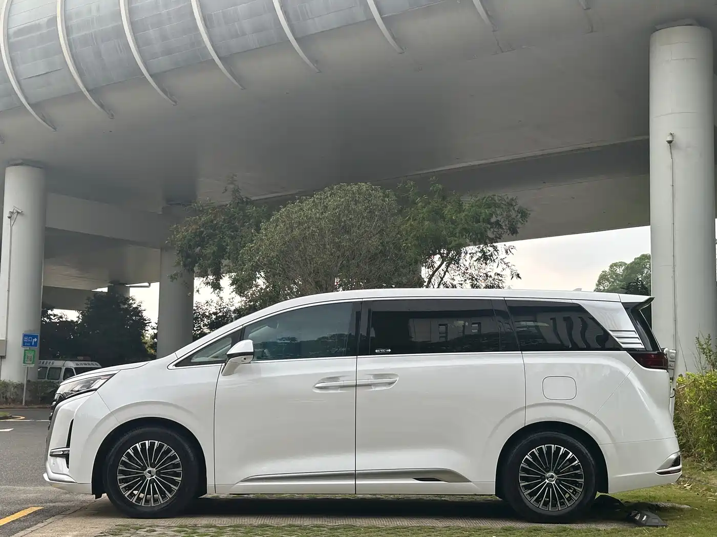 Denza D9 2022 DM-i 970 All-Wheel Drive Honor Edition фото 7