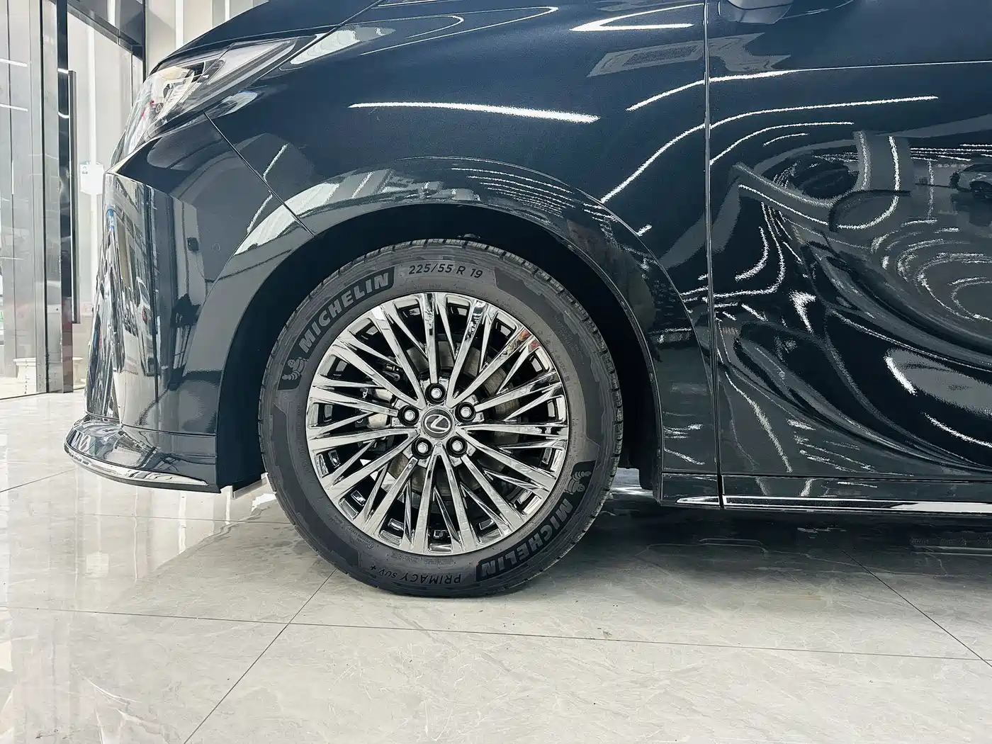 Lexus LM 2025 Model 350h Seven-Seater Elegance Edition фото 3