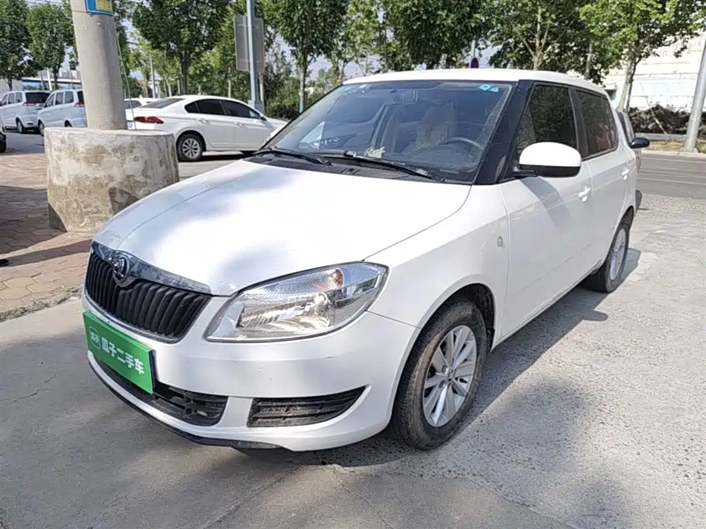 Škoda Fabia 2014 1.4L Manual Crystal Edition фото 2