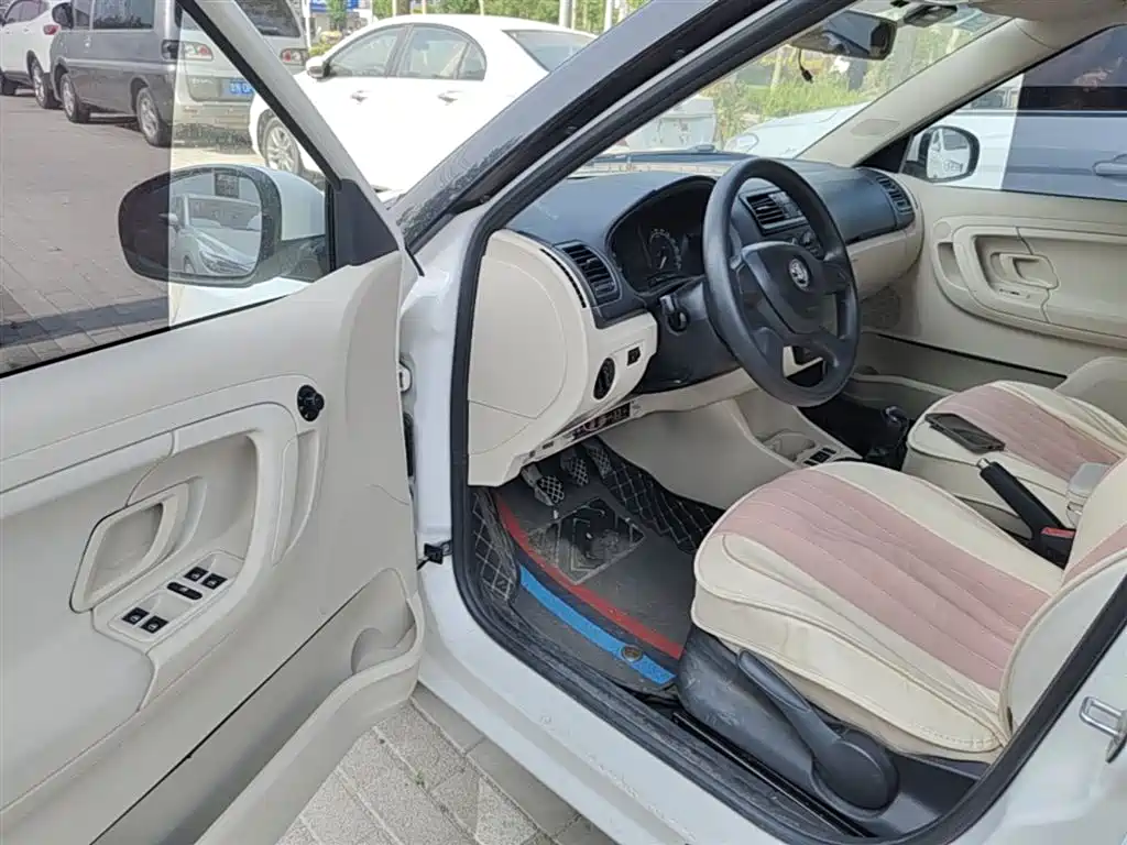 Škoda Fabia 2014 1.4L Manual Crystal Edition фото 16