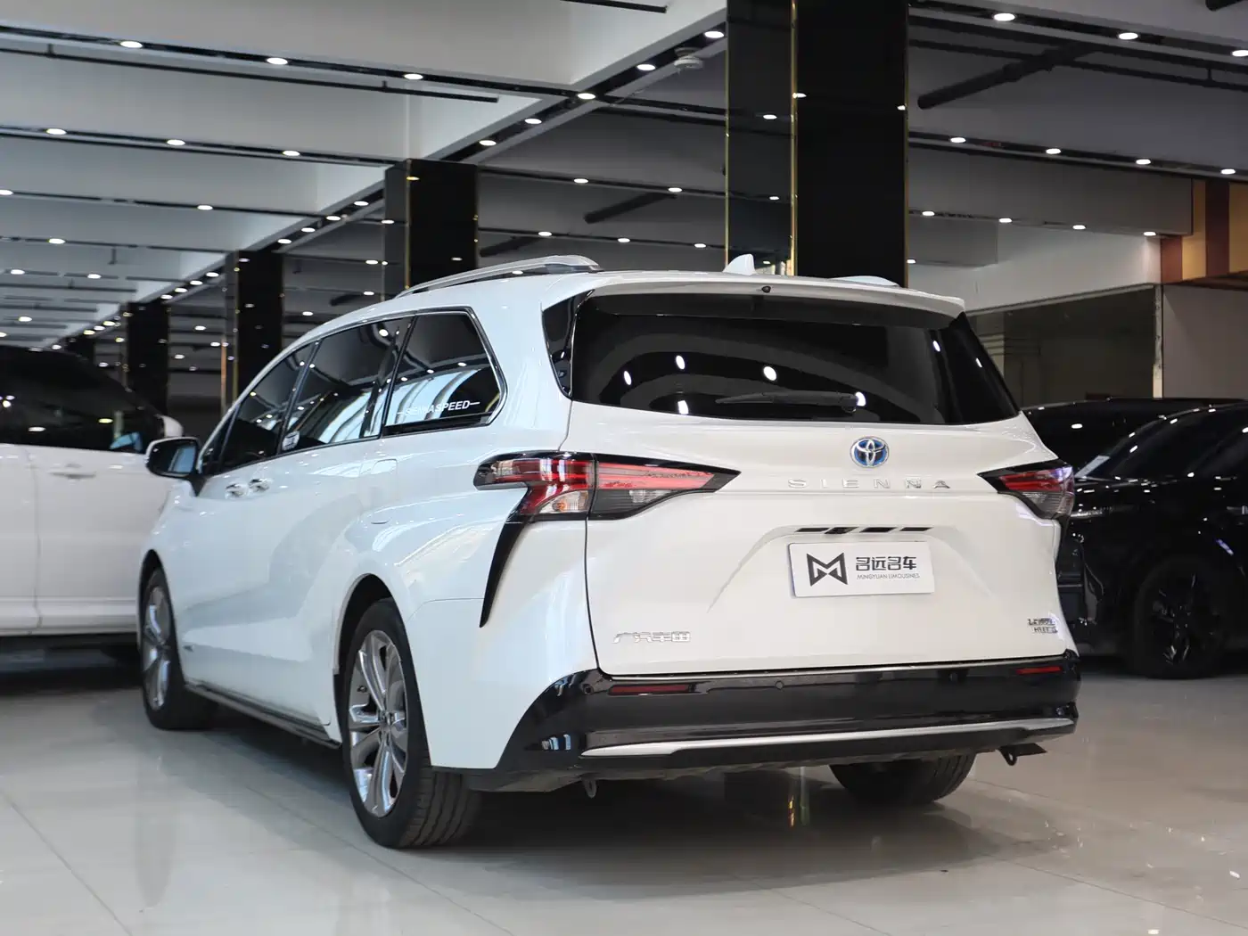 Toyota Sienna 2023 2.5L Hybrid Premium Edition фото 19
