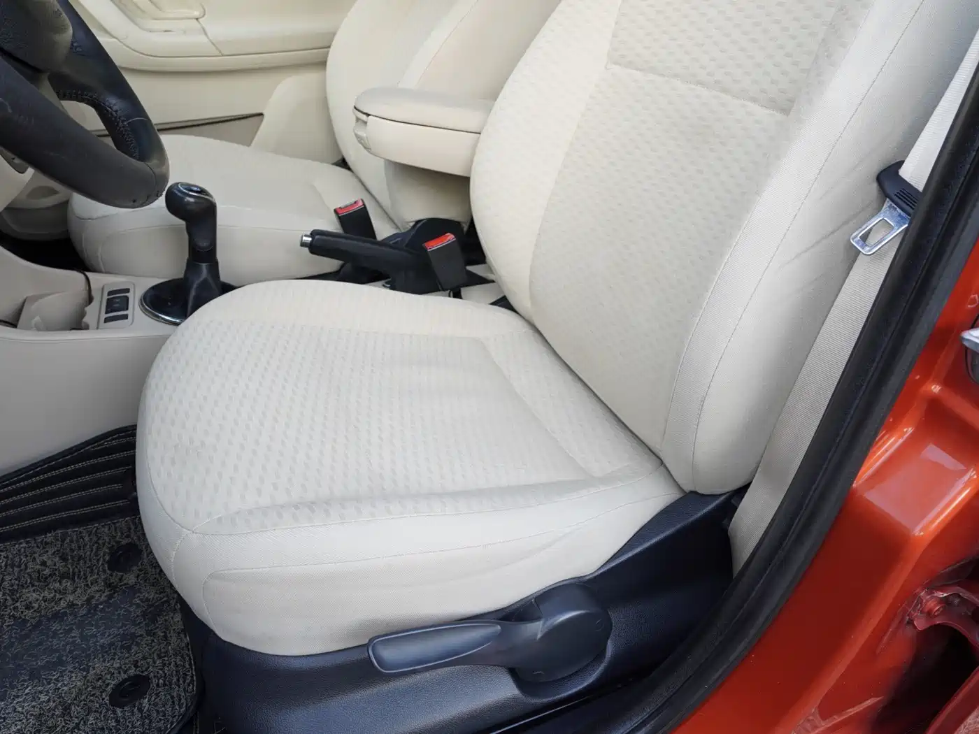 Škoda Fabia 2012 1.4L Manual Crystal Edition фото 6