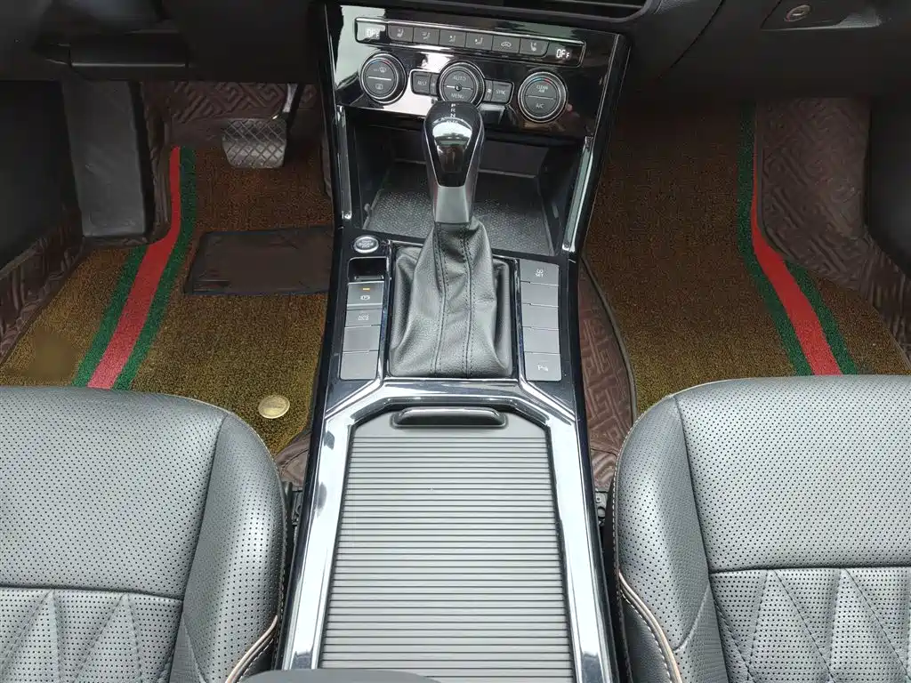 Volkswagen Passat 2019 330TSI Luxury Edition China VI фото 16