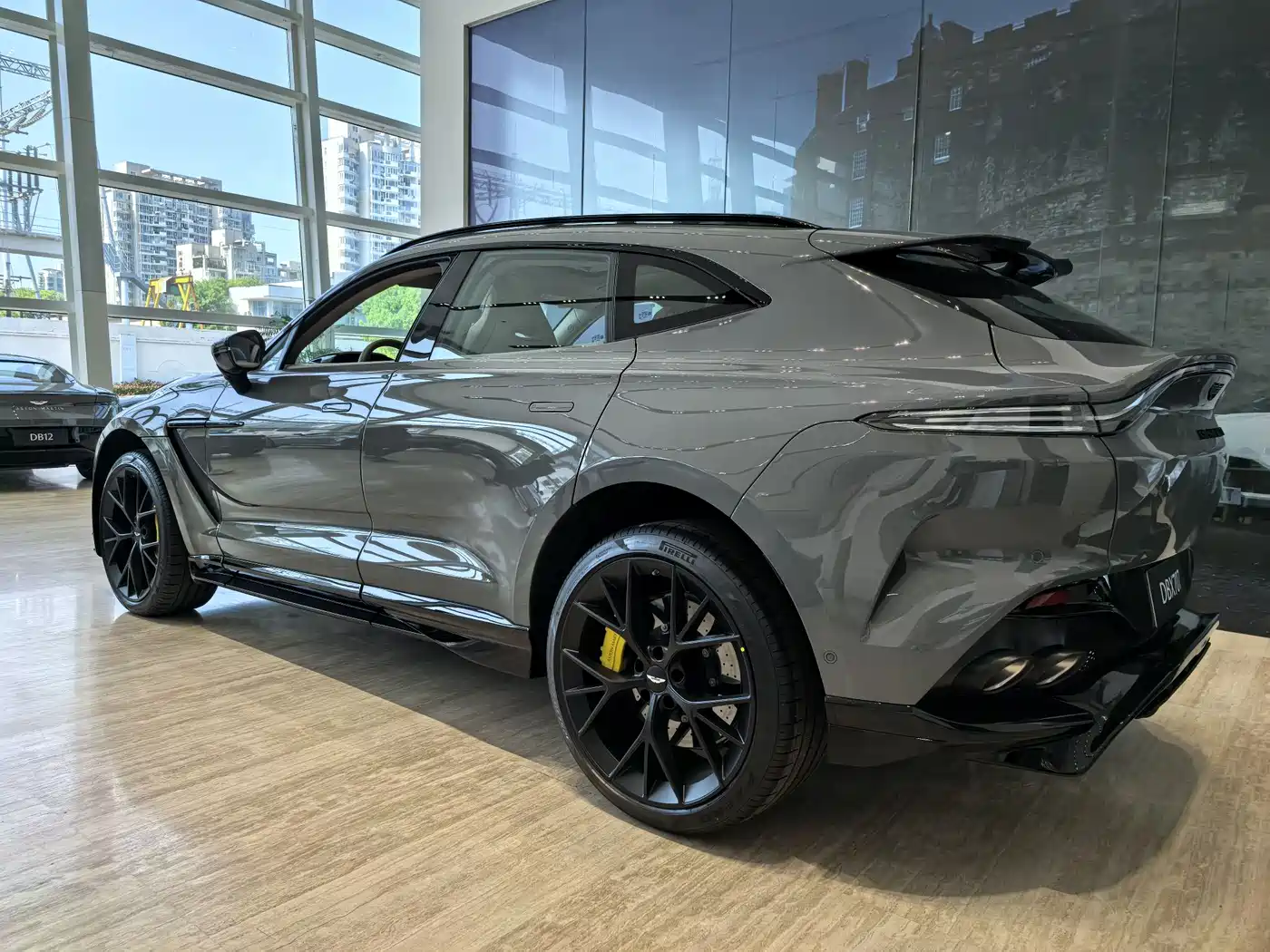 Aston Martin DBX 2025 4.0T V8 707 фото 3
