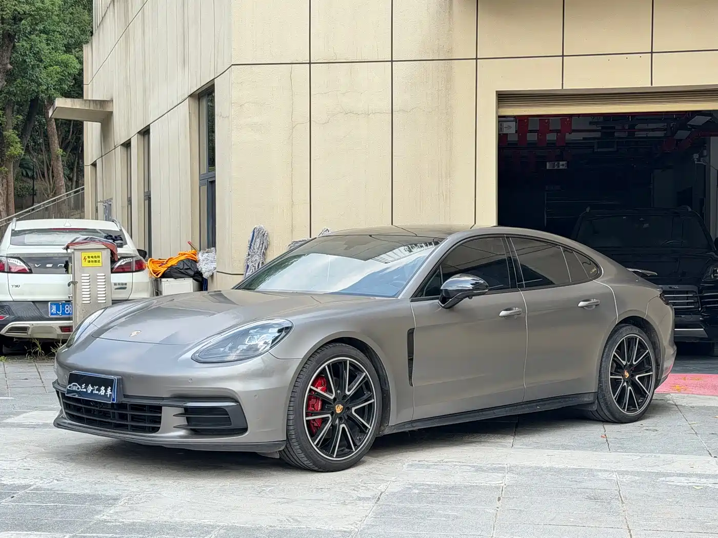 Photo 1 - Porsche Panamera