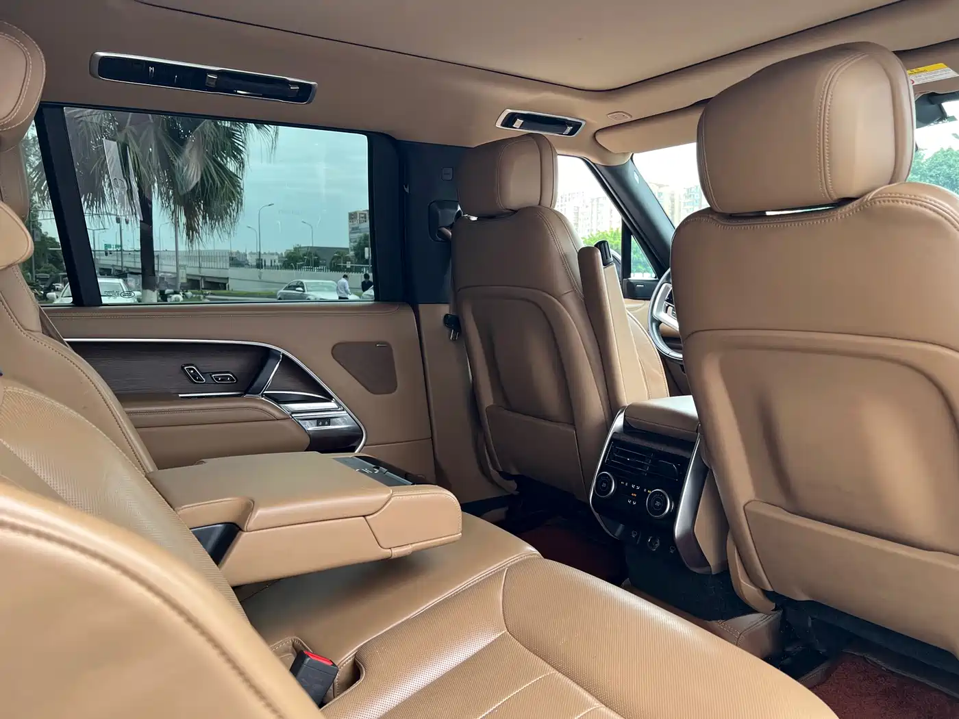 Land Rover Range Rover 2023 3.0 L6 400PS Golden Age 7-Seater Long Wheelbase фото 6