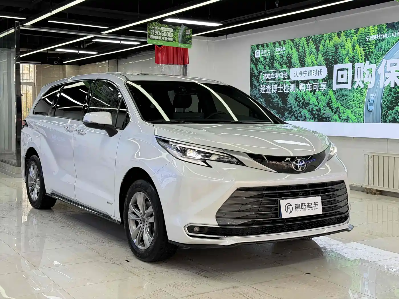 Toyota Sienna 2024 2.5L Hybrid 4WD Premium Edition фото 2