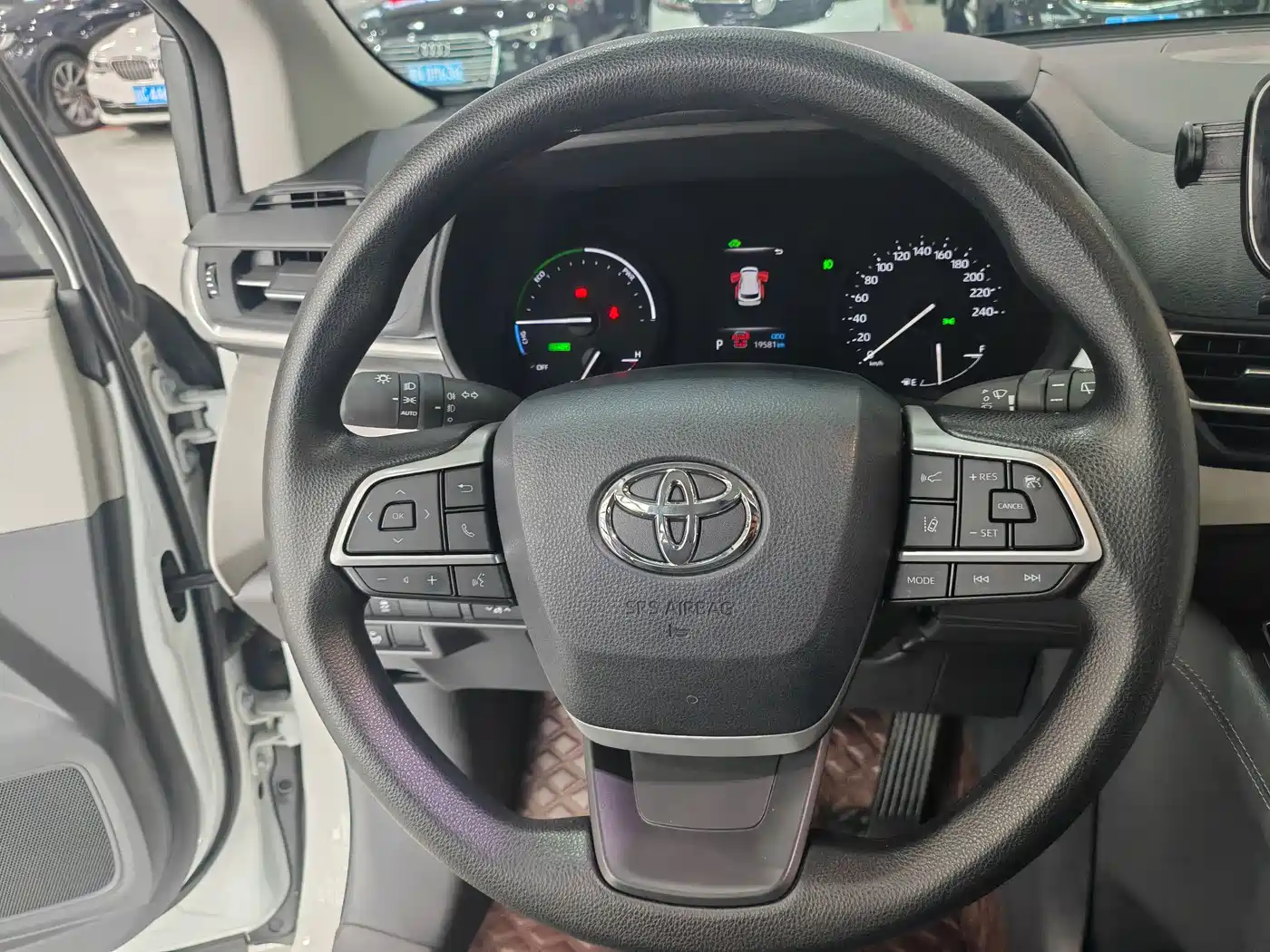 Toyota Granvia 2023 2.5L Hybrid Comfort Edition фото 7