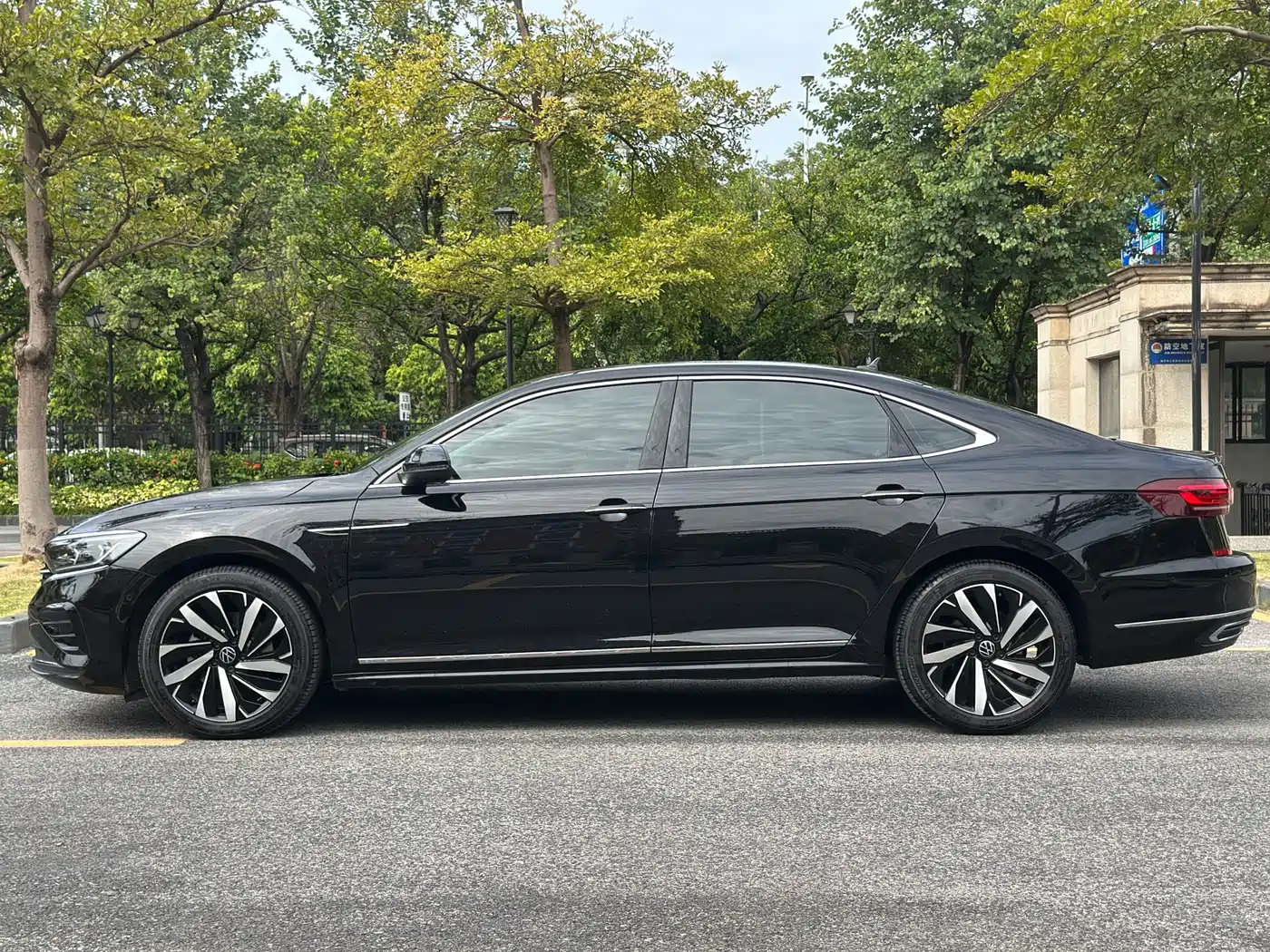 Volkswagen Passat 2023 330TSI Premium Edition фото 7