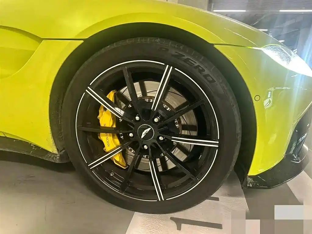 ASTON MARTIN V8 VANTAGE