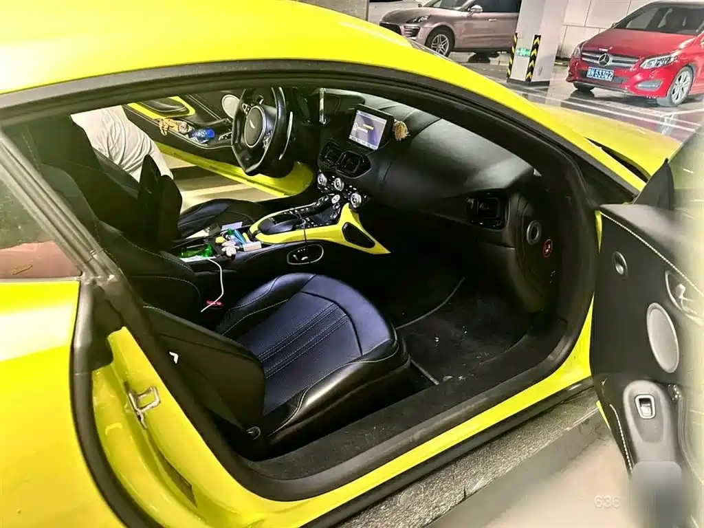 ASTON MARTIN V8 VANTAGE