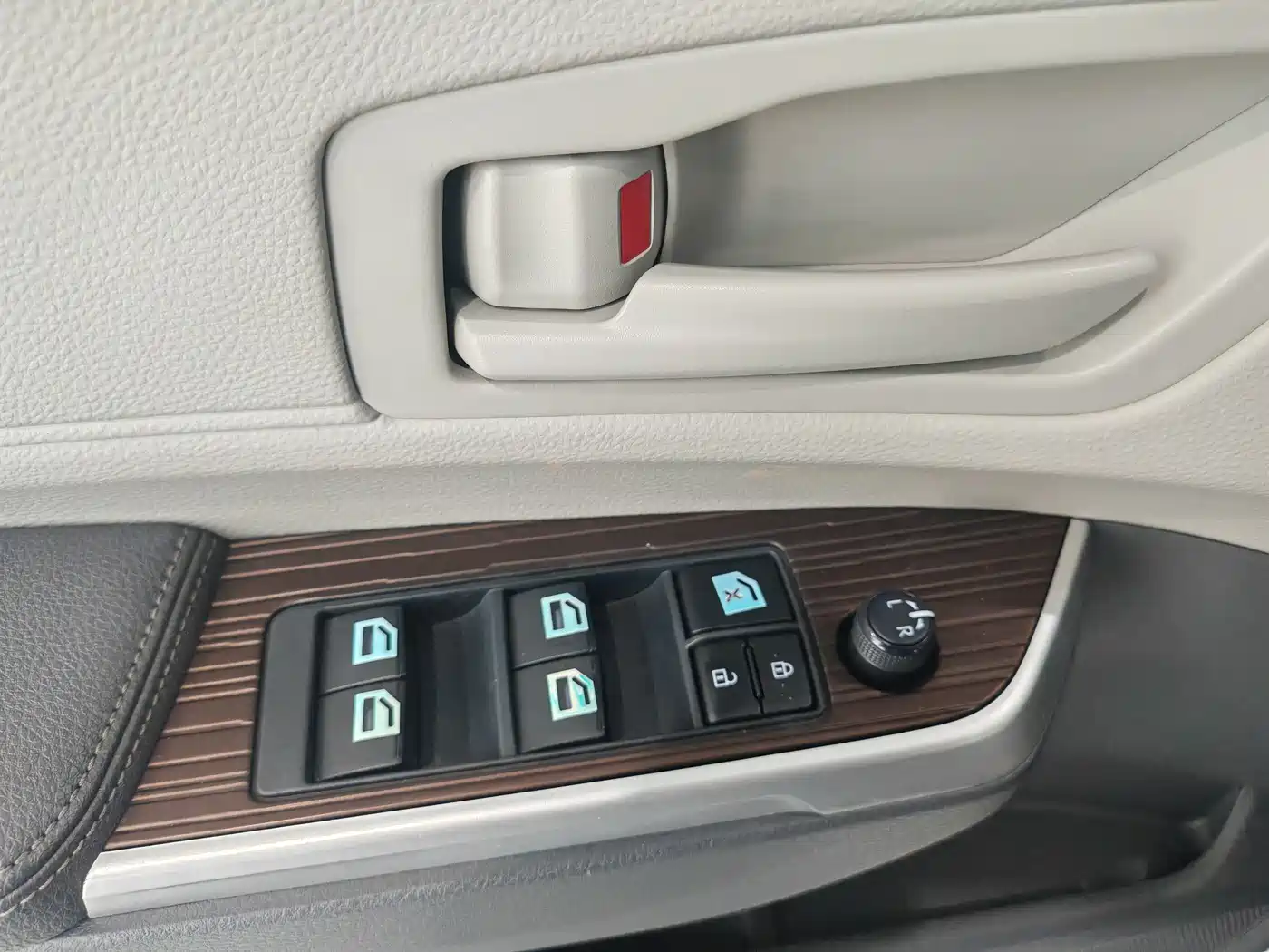 Toyota Granvia 2023 2.5L Hybrid Comfort Edition фото 13
