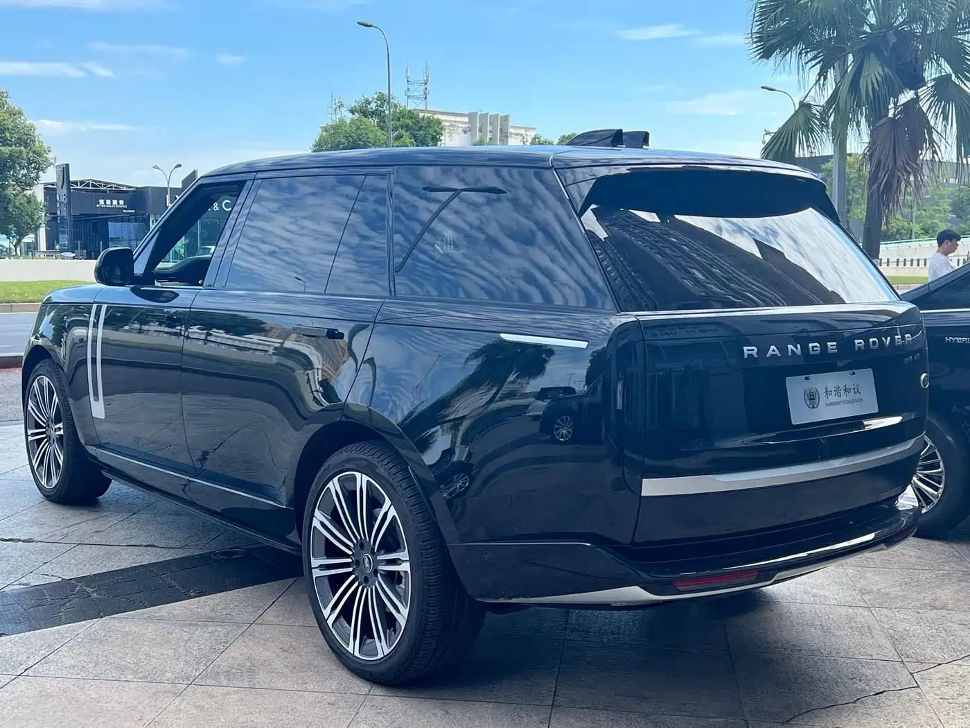 Land Rover Range Rover 2025 3.0 L6 400PS Genesis Extended Wheelbase фото 14