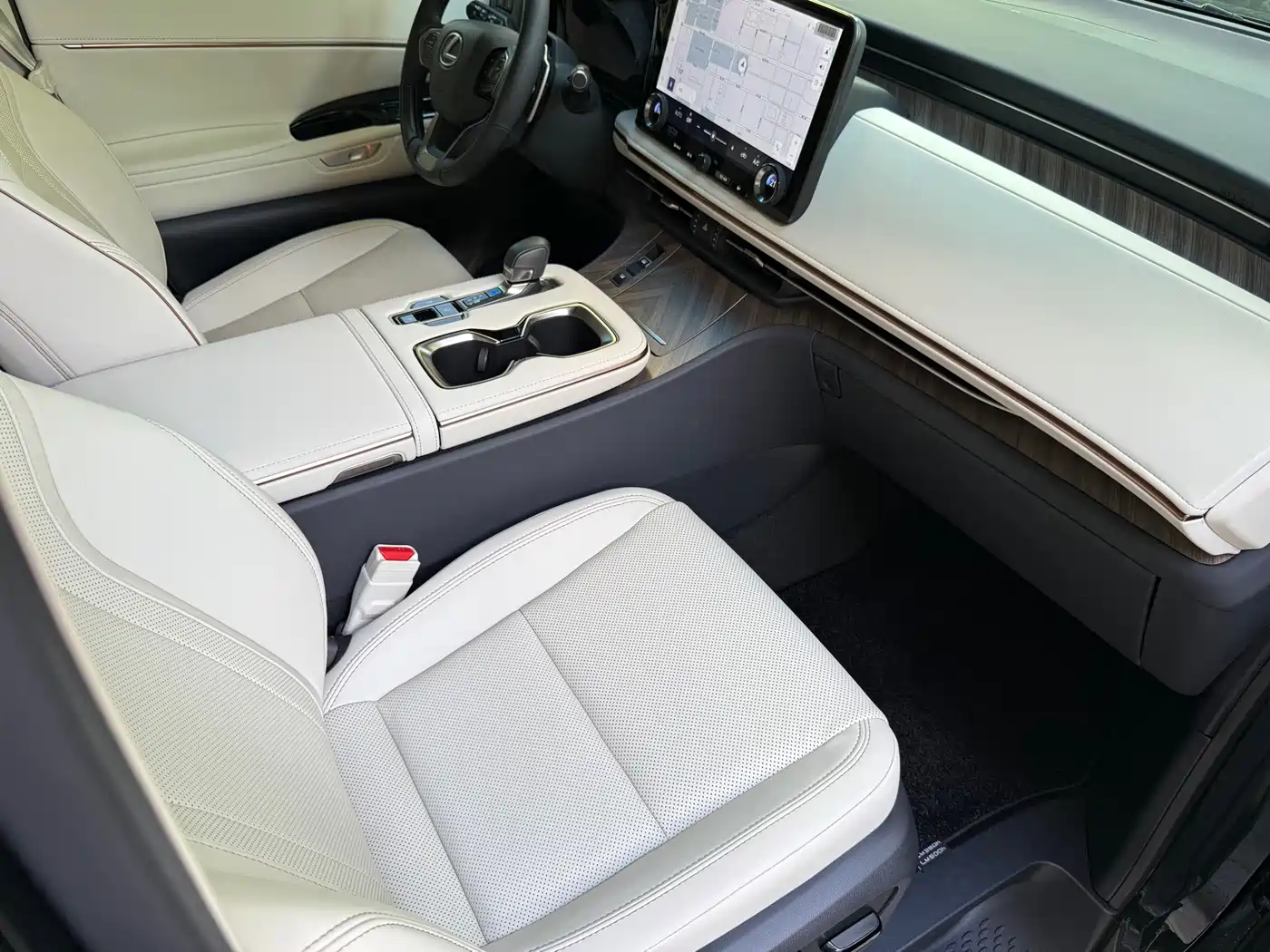 Lexus LM 2025 Model 500h Four-Seater Imperial Edition фото 9