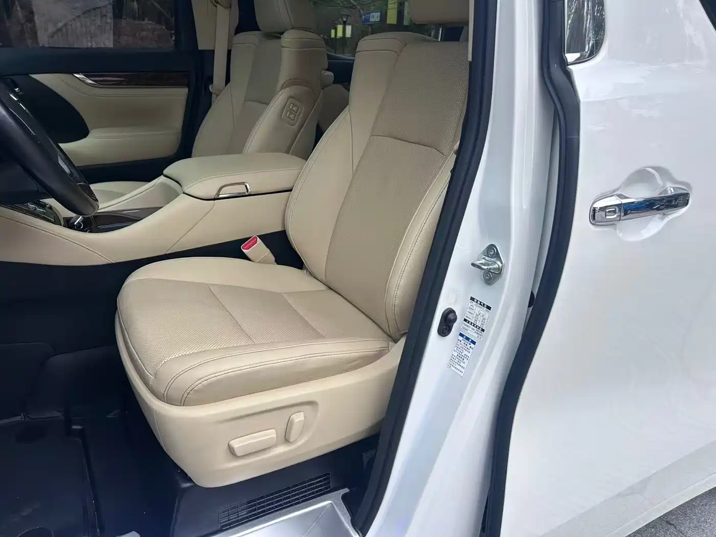 Toyota Alphard 2021 Hybrid 2.5L Luxury фото 16