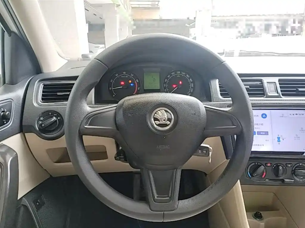 Škoda Rapid 2015 1.6L Manual Smart Selection фото 11
