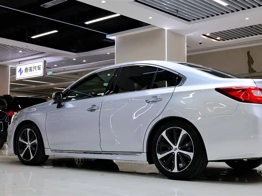 Subaru Legacy 2016 2.5i AWD Glory Edition фото 12