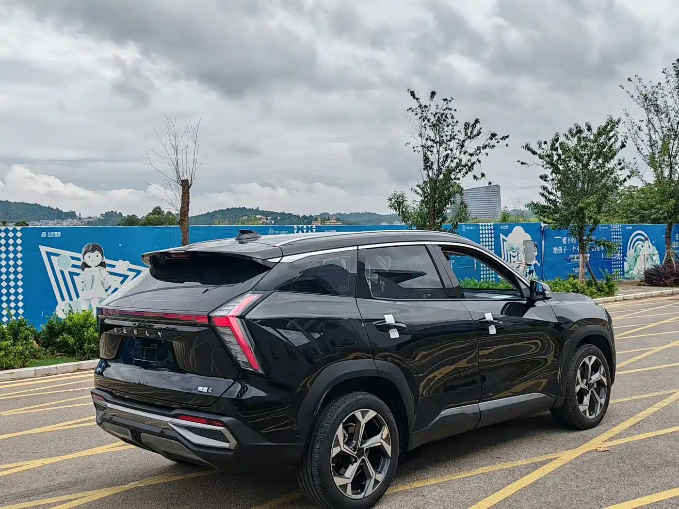 Фото 8 - Geely Atlas L