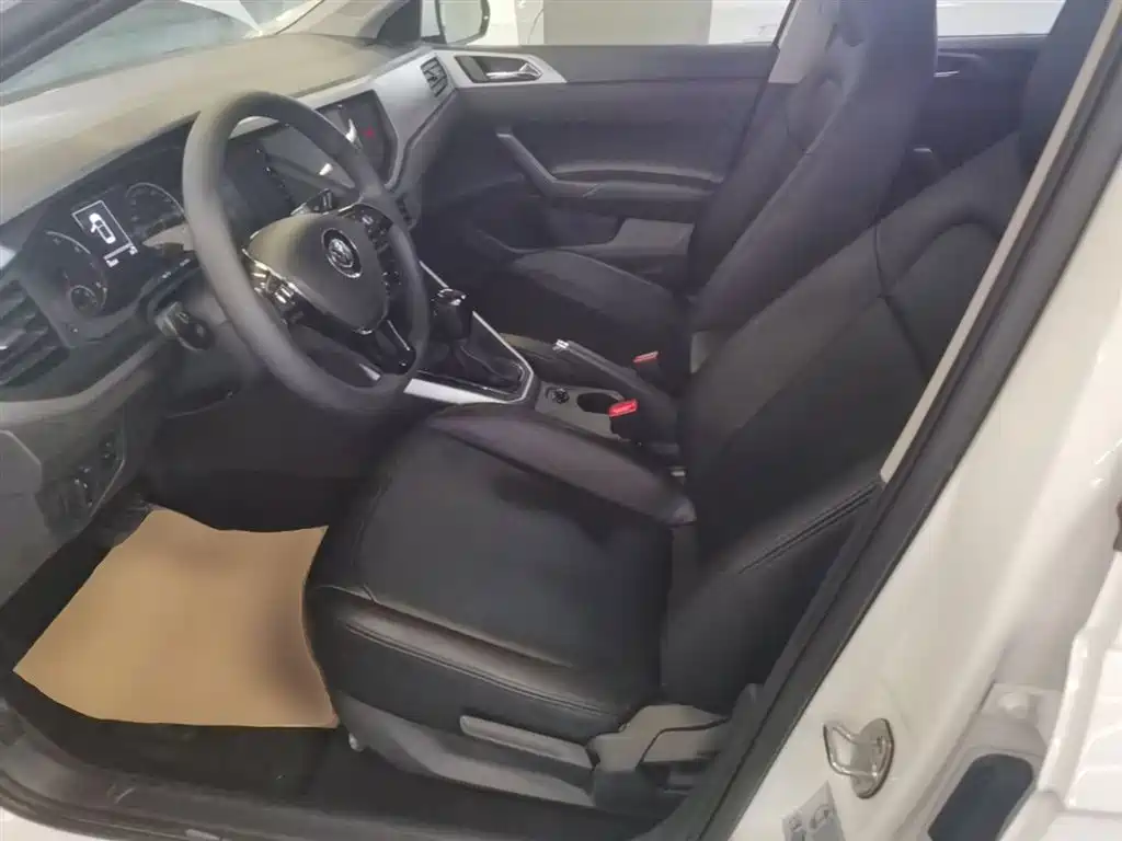 Volkswagen Polo 2019 Plus 1.5L Automatic Panorama Enjoyment Edition фото 15