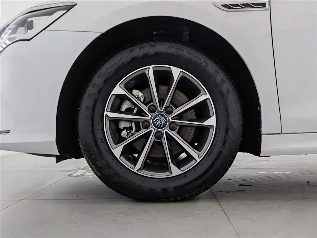 BYD Qin PLUS 2024 Glory Edition DM-i 55KM Leading фото 17