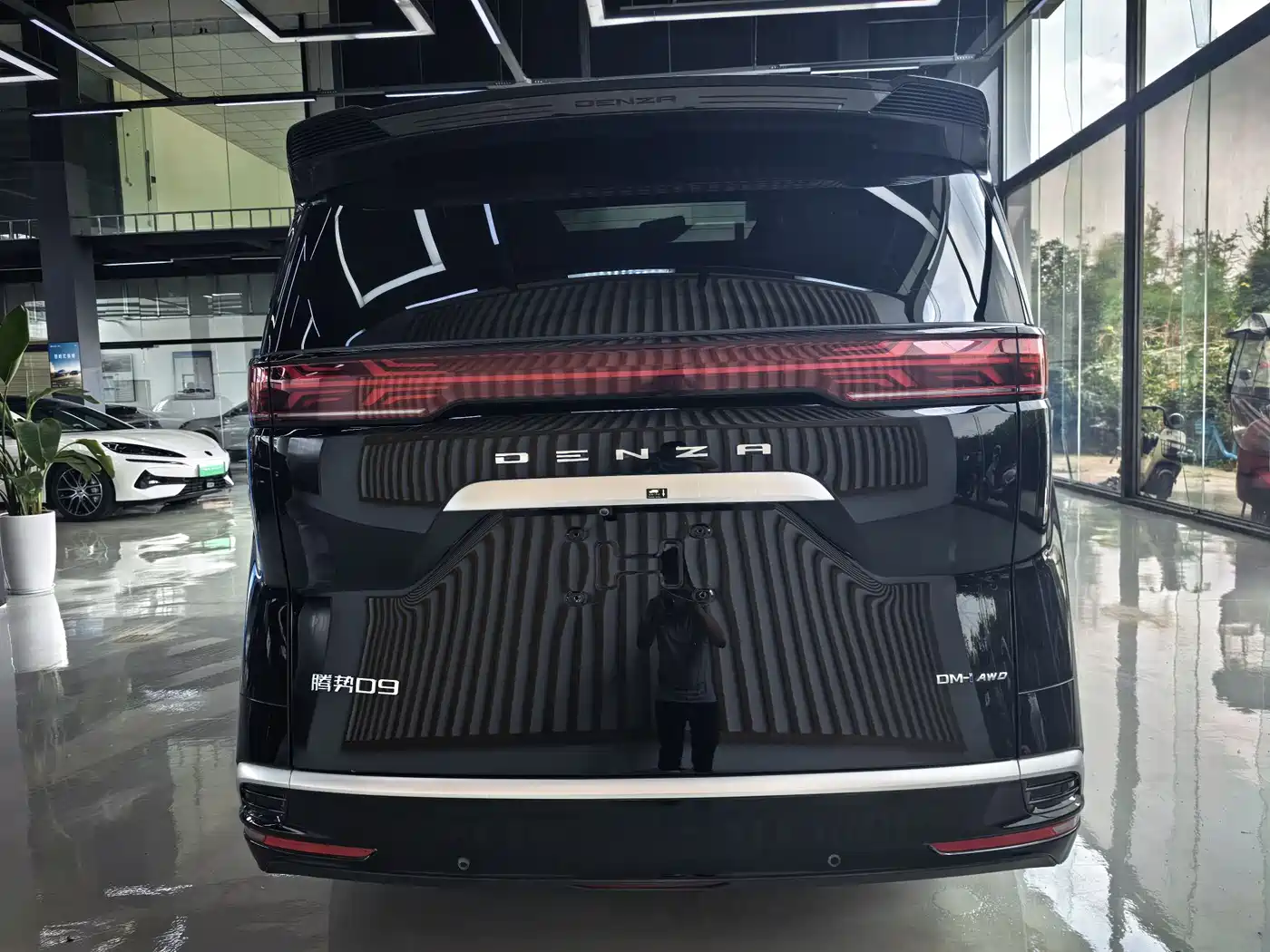 Denza D9 2025 2024 DM-i 980 AWD Flagship