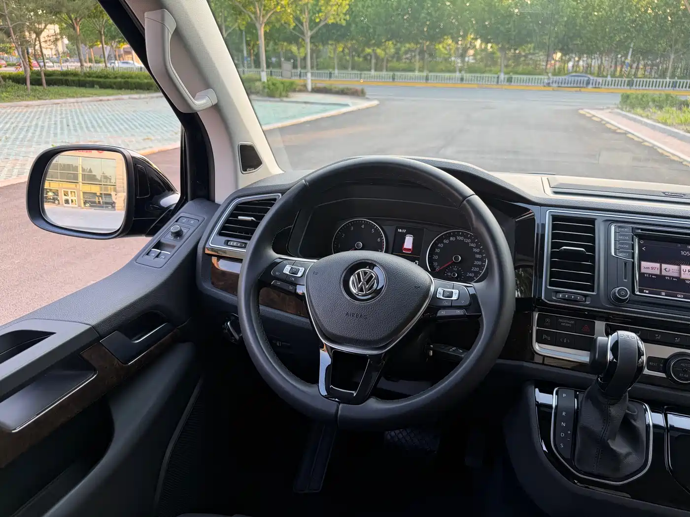 Volkswagen Multivan 2019 2.0TSI 4WD Premium 7-seater фото 8