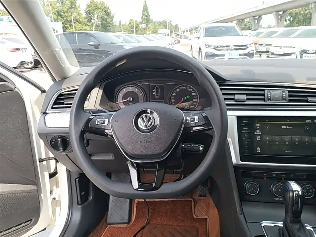 VOLKSWAGEN LINGDU