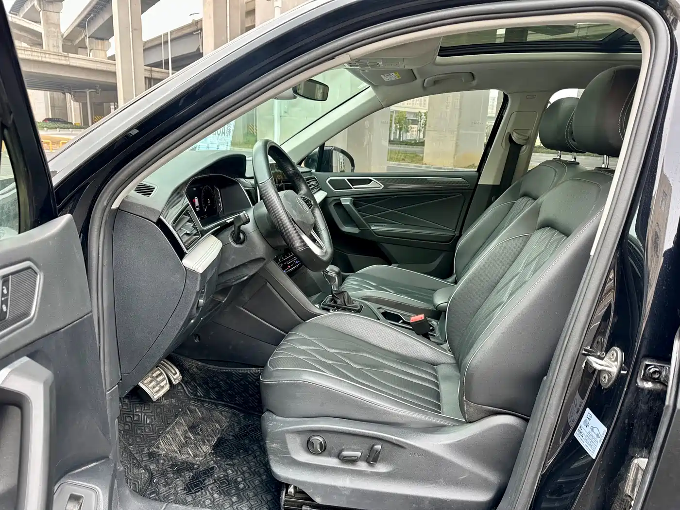 Volkswagen Tiguan L 2023 330TSI Auto 2WD R-Line Premium Edition фото 6