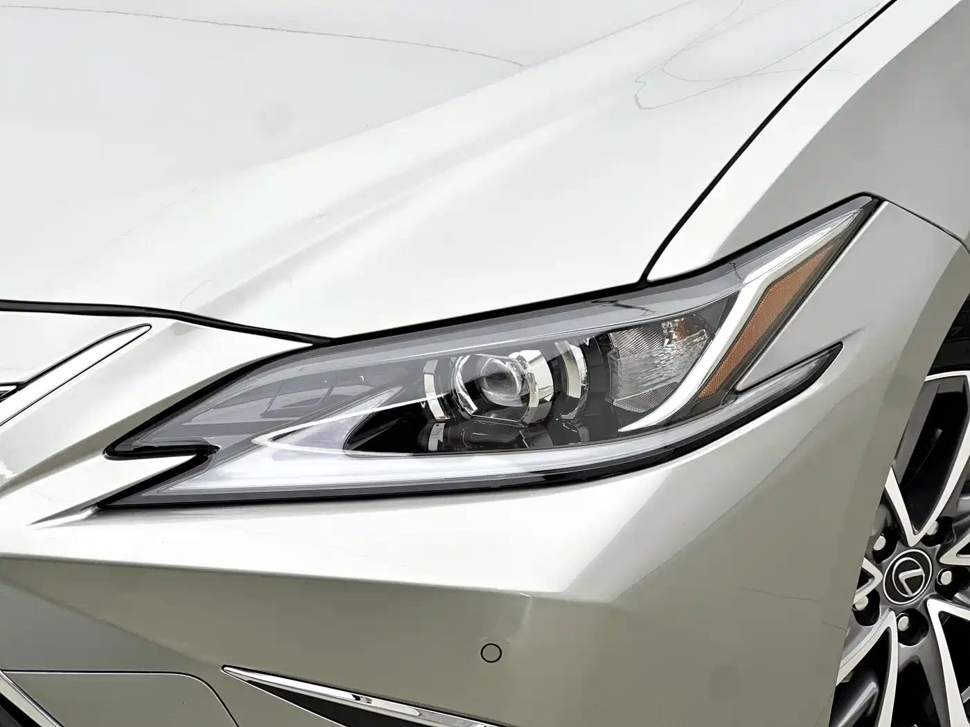 Lexus ES 2022 300h Excellence Edition фото 10