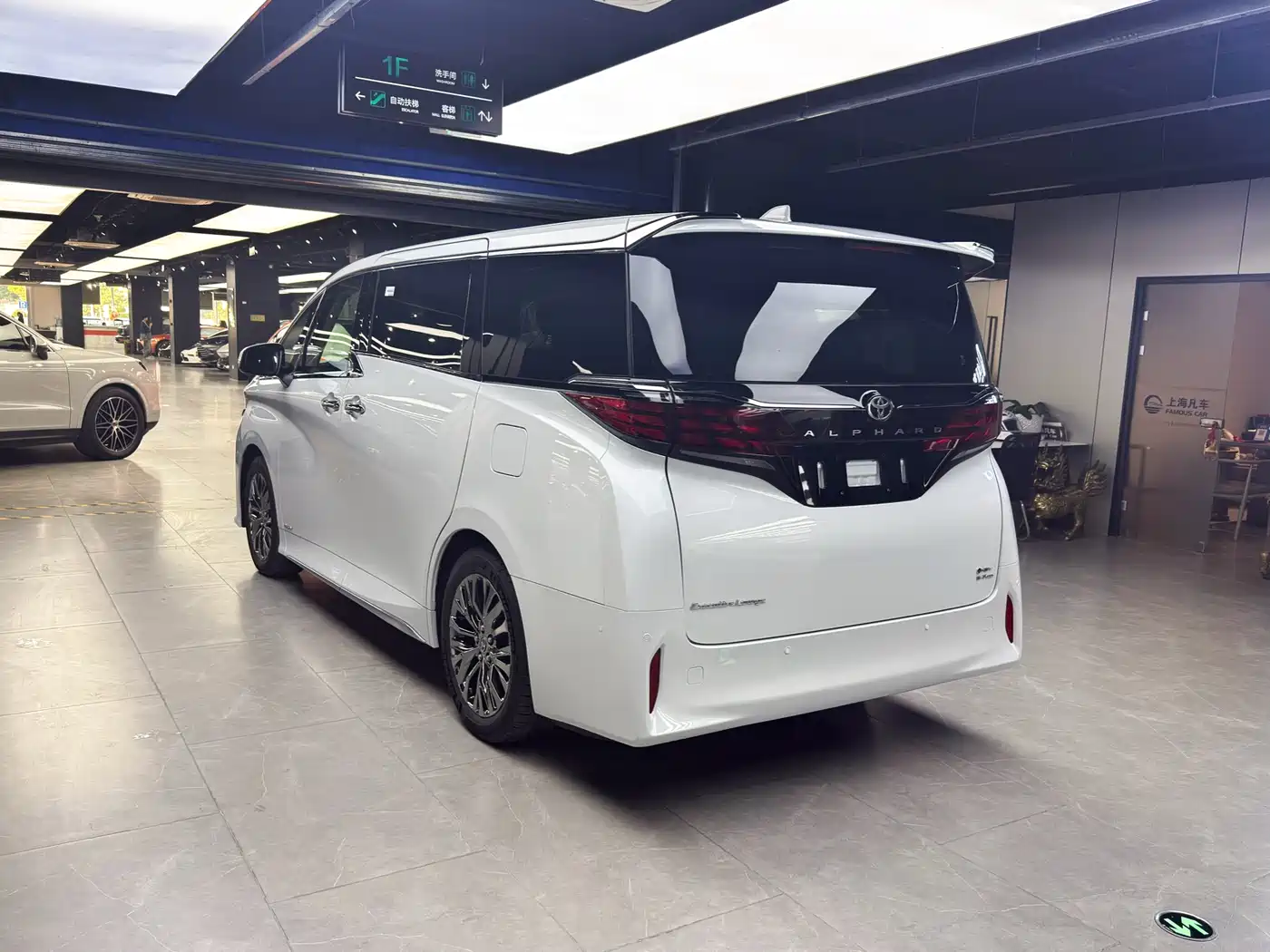 Toyota Alphard 2025 Hybrid 2.5L Ultimate Gold Edition фото 7