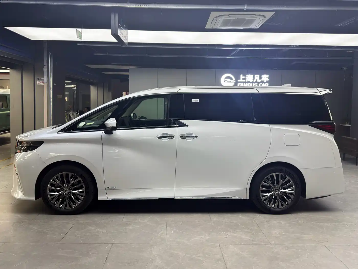 Toyota Alphard 2025 Hybrid 2.5L Ultimate Gold Edition фото 6