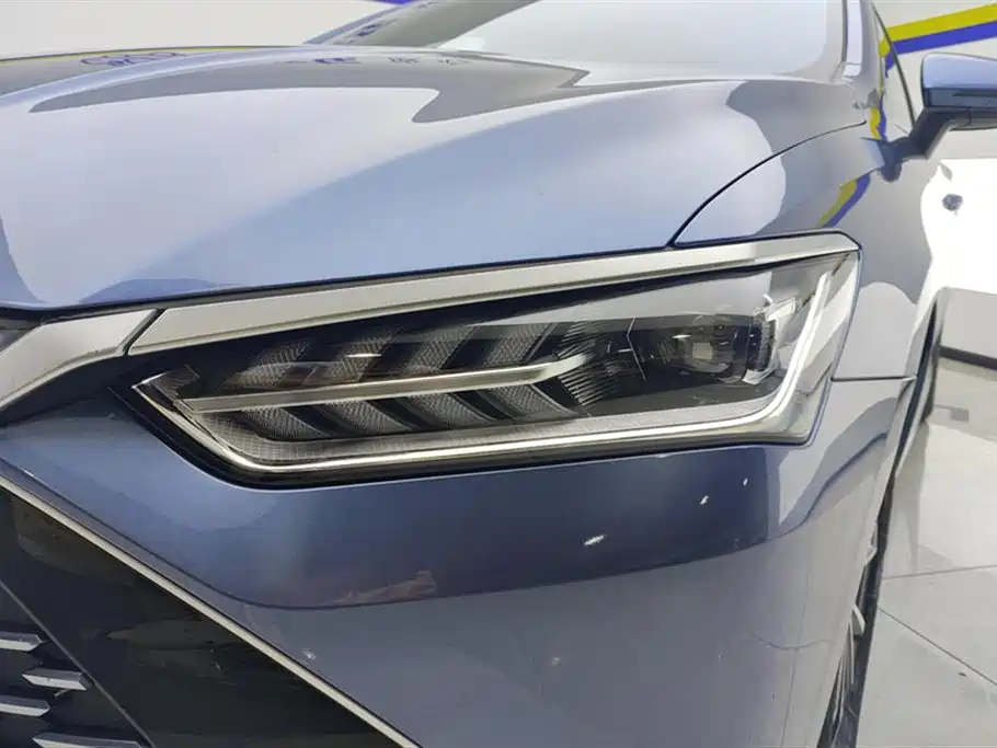 BYD Qin PLUS 2024 Glory Edition DM-i 55KM Leading фото 5