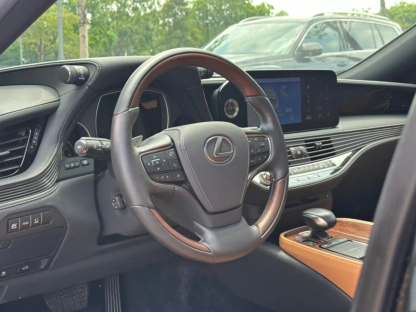 Lexus LS 2021 500h Premium Edition фото 6