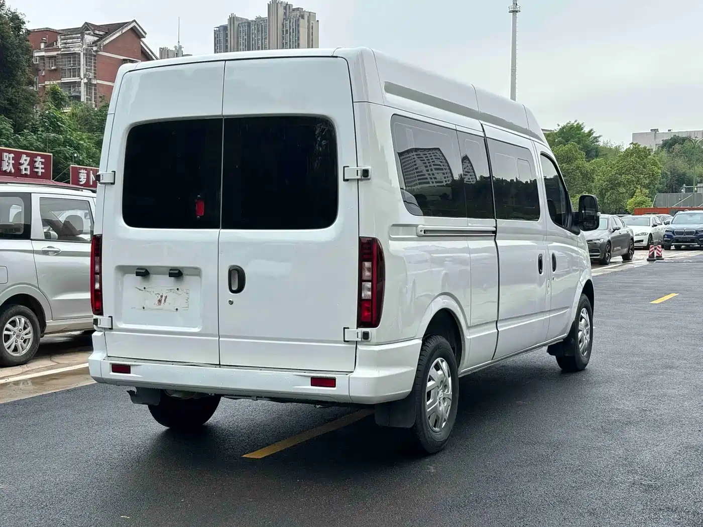 SAIC Maxus Xintu V80 2024 Model PRO Business 6MT Long Wheelbase Medium Roof 147Ps 9-seater Four-row Non-commercial фото 14