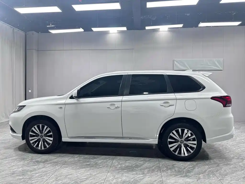 Mitsubishi Outlander 2022 2021 Facelift 2.0L 2WD Comfort Edition 5-Seater