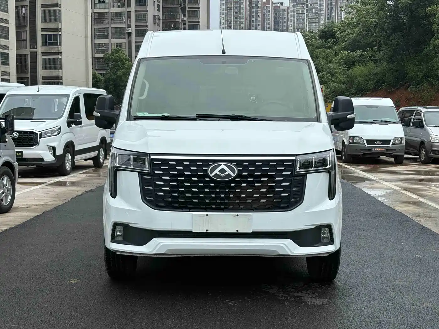 SAIC Maxus Xintu V80 2024 Model PRO Business 6MT Long Wheelbase Medium Roof 147Ps 9-seater Four-row Non-commercial фото 2