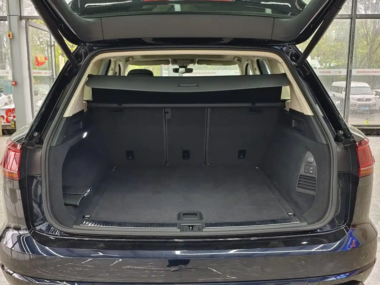 Volkswagen Touareg 2021 3.0TSI Sharp Edition with Gloss Black Sports Package фото 17