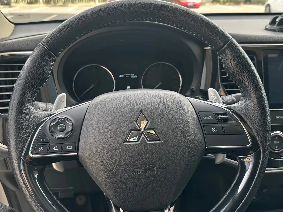 MITSUBISHI OUTLANDER