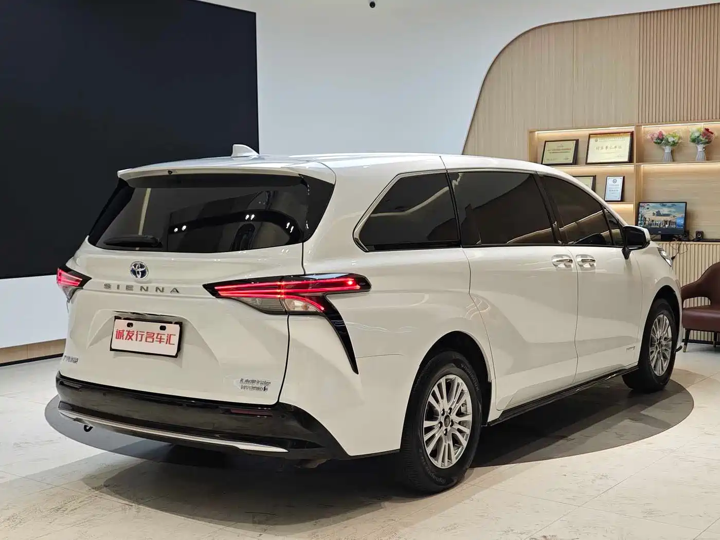 Toyota Sienna 2021 2.5L Hybrid Premium Edition фото 20