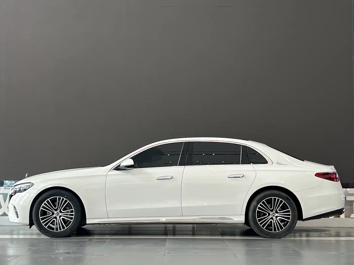 Mercedes-Benz E-Class 2024 Model E 260 L фото 3