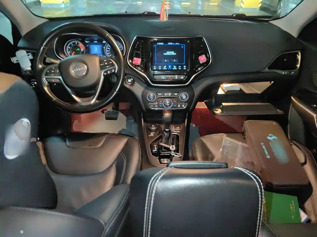 Photo 5 - Jeep Cherokee