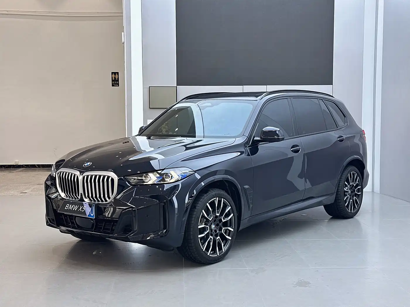 BMW X5 2023 xDrive 40Li M Sport Black Night Package