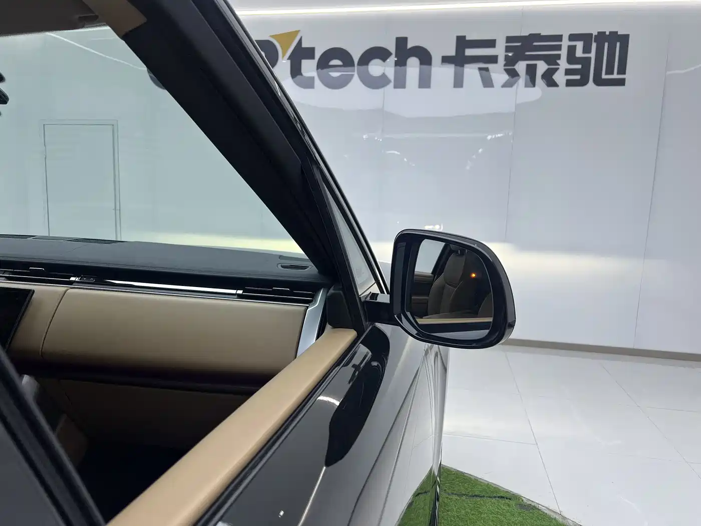 Land Rover Range Rover 2024 3.0 L6 360PS Golden Age Edition фото 28