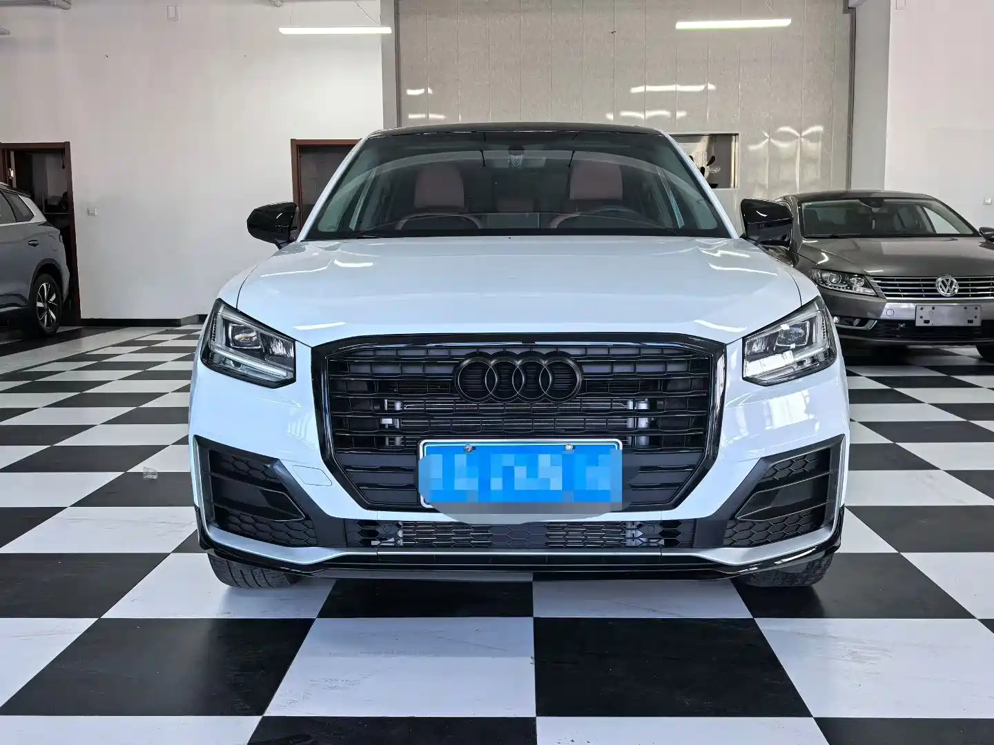 Photo 2 - Audi Q2L