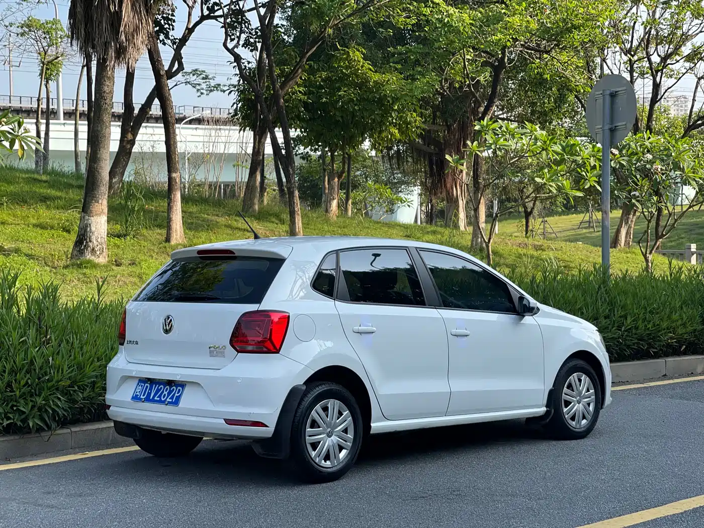 Volkswagen Polo 2016 1.4L Automatic Trend фото 4
