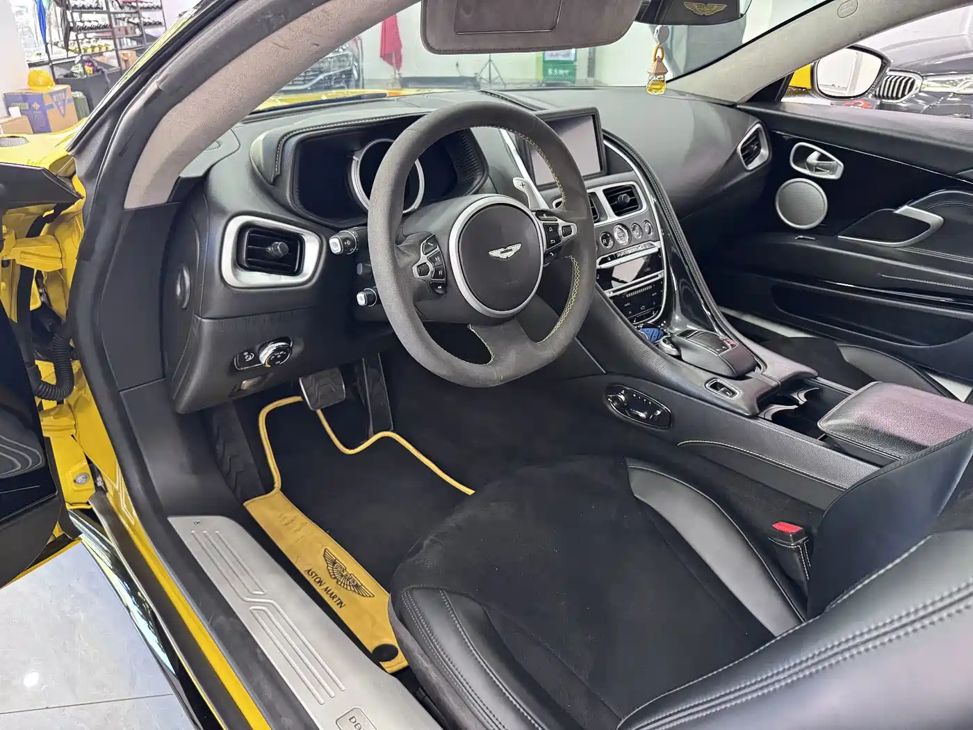 Фото 6 - Aston Martin DB11